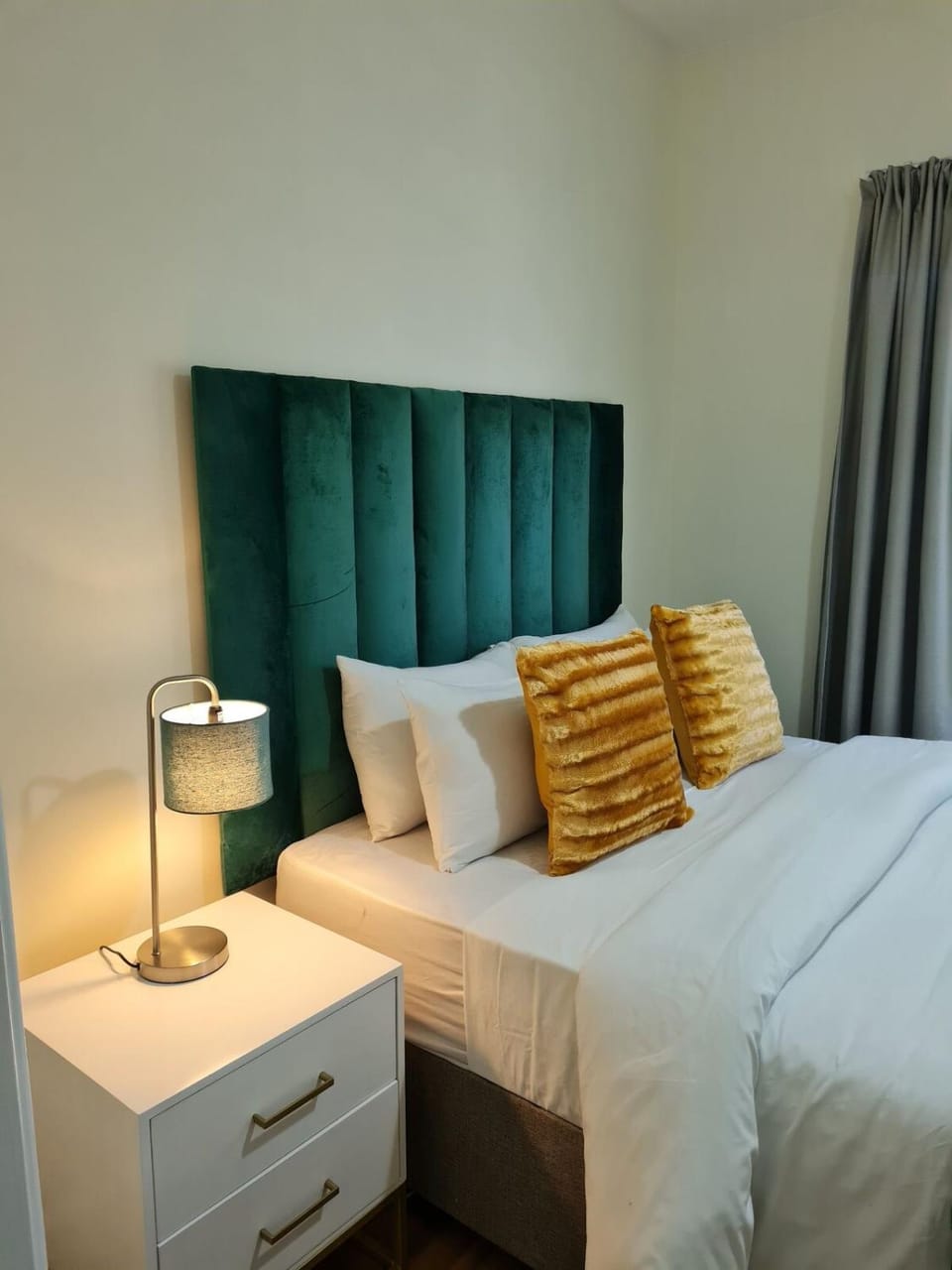 Exquisite 2 Bed 2 Bath Apmt, Inverter, Complx Pool Apartment in Sandton