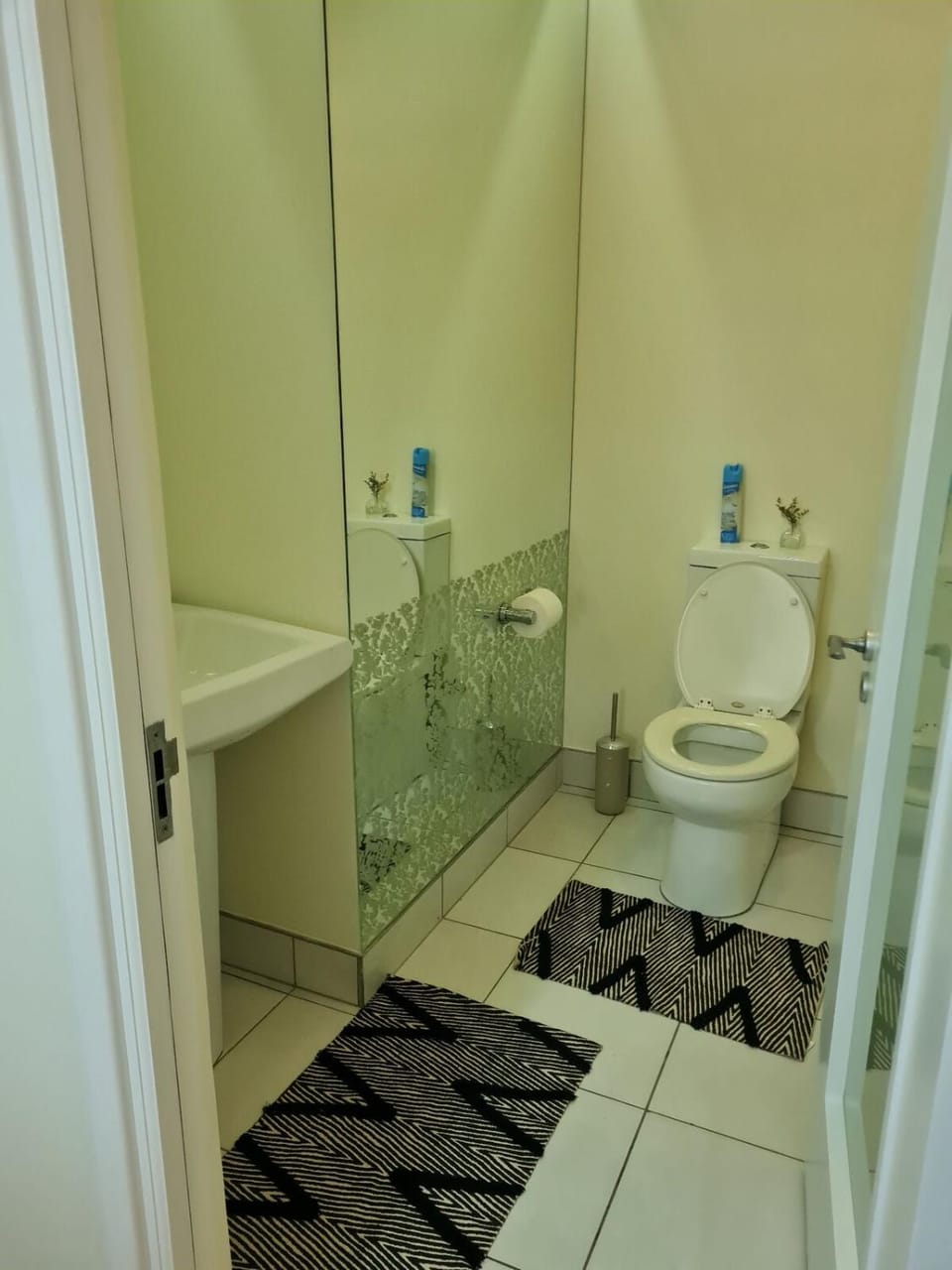 Exquisite 2 Bed 2 Bath Apmt, Inverter, Complx Pool Apartment in Sandton