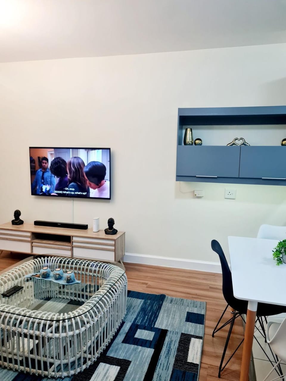 Exquisite 2 Bed 2 Bath Apmt, Inverter, Complx Pool Apartment in Sandton