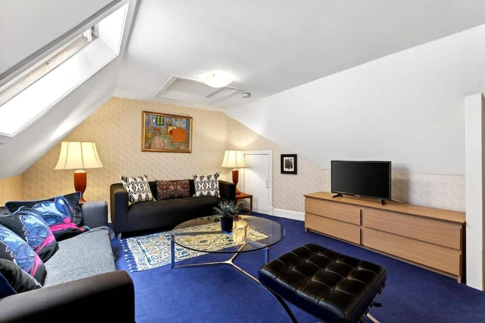Charming family getaway with private garden Apartment in Paisley