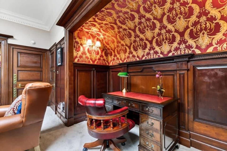 Charming family getaway with private garden Apartment in Paisley