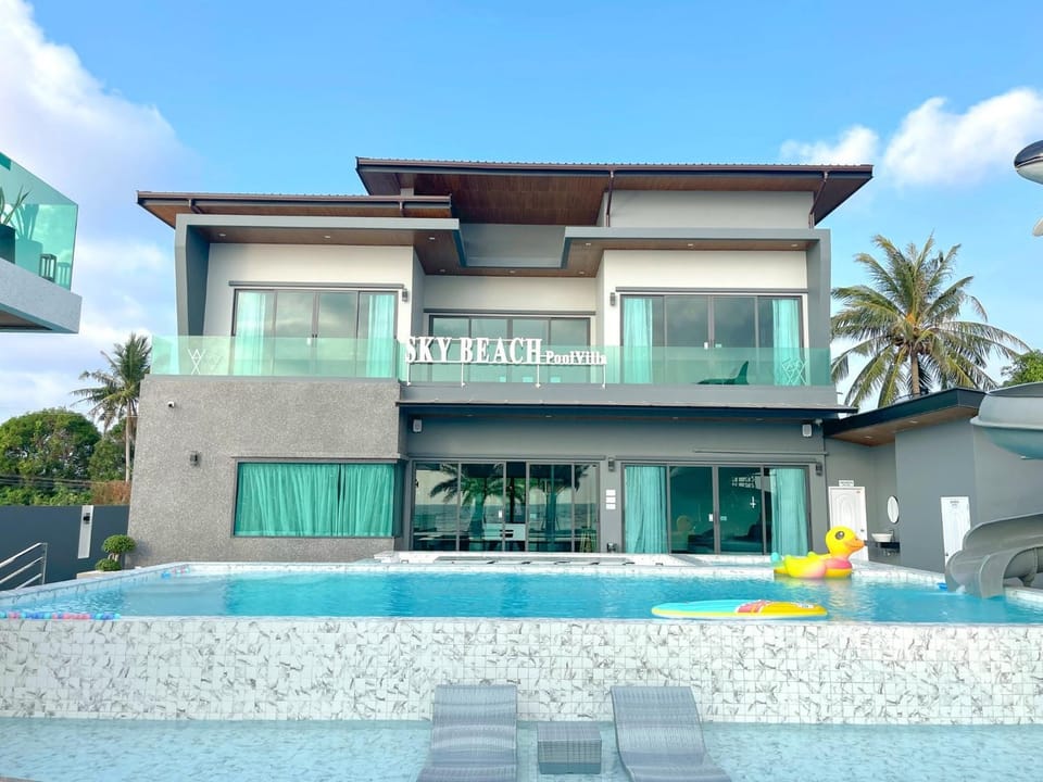 Property building, Day, Pool view, Swimming pool, sunbed