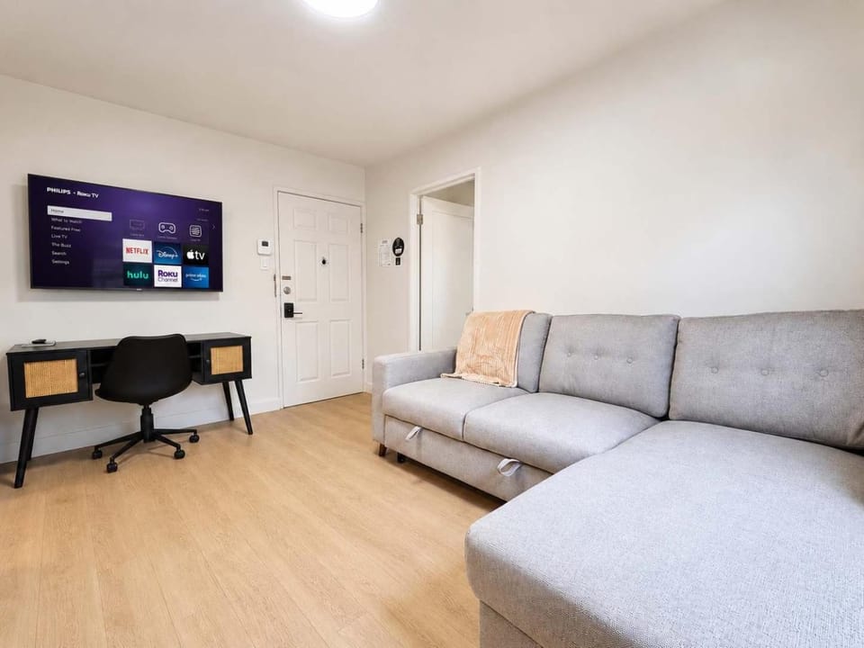 5min Downtown 4 People AC The Salvador Dali Apartment in Quebec City