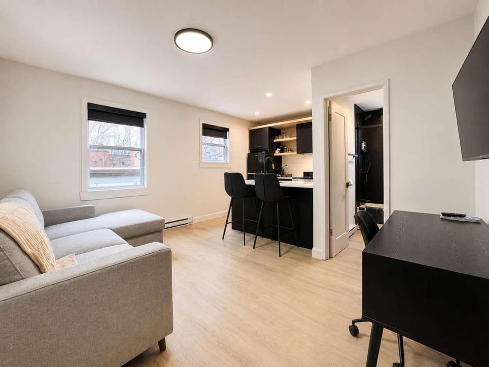 5min Downtown 4 People AC The Salvador Dali Apartment in Quebec City