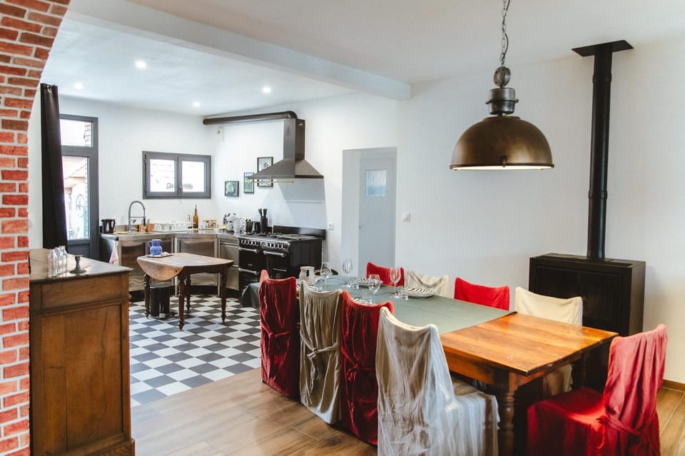 Kitchen or kitchenette, Living room, Seating area, Dining area