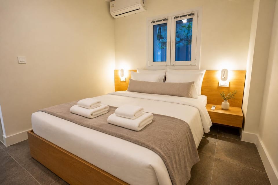 Bed, Bedroom, towels