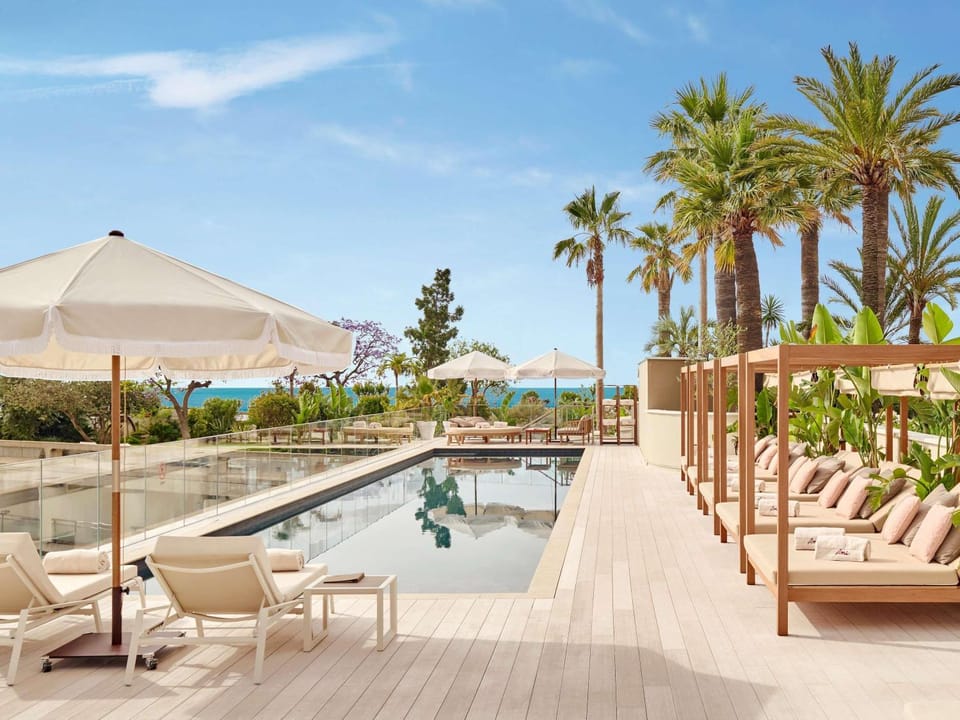 Property building, Day, Swimming pool, sunbed