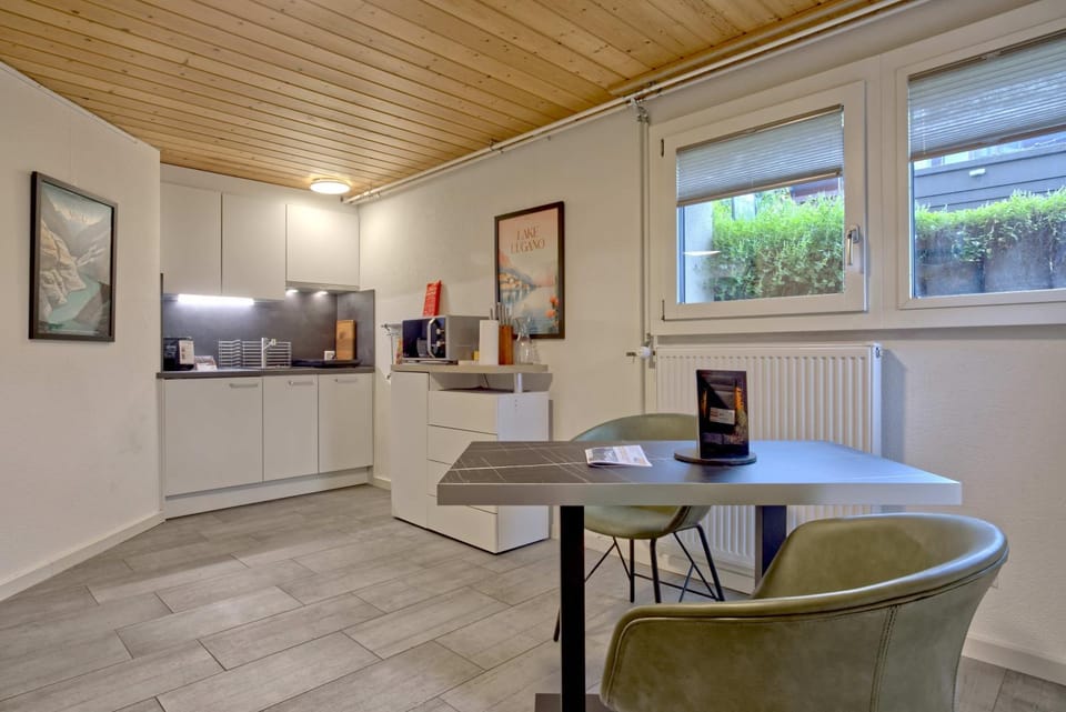 Coffee/tea facilities, Dining area, dishwasher, microwave, toaster, kitchen