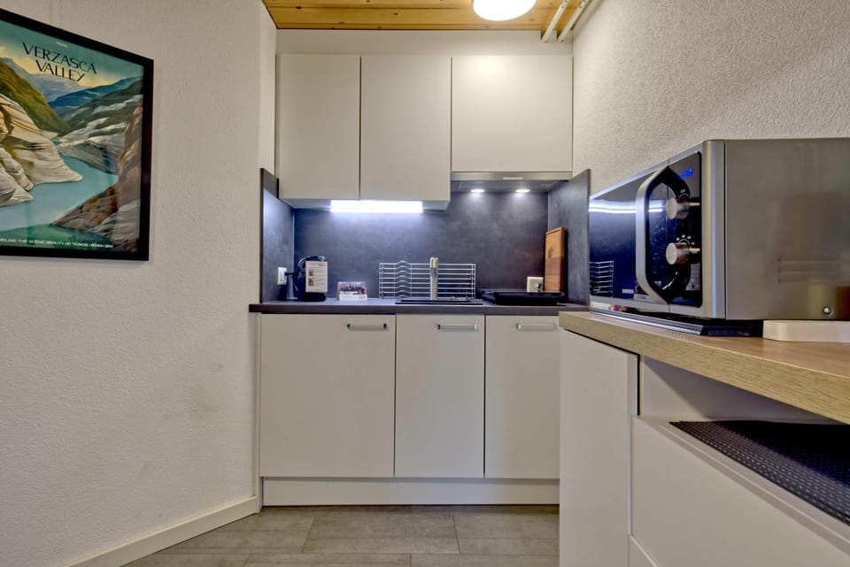 Coffee/tea facilities, dishwasher, microwave, toaster, kitchen