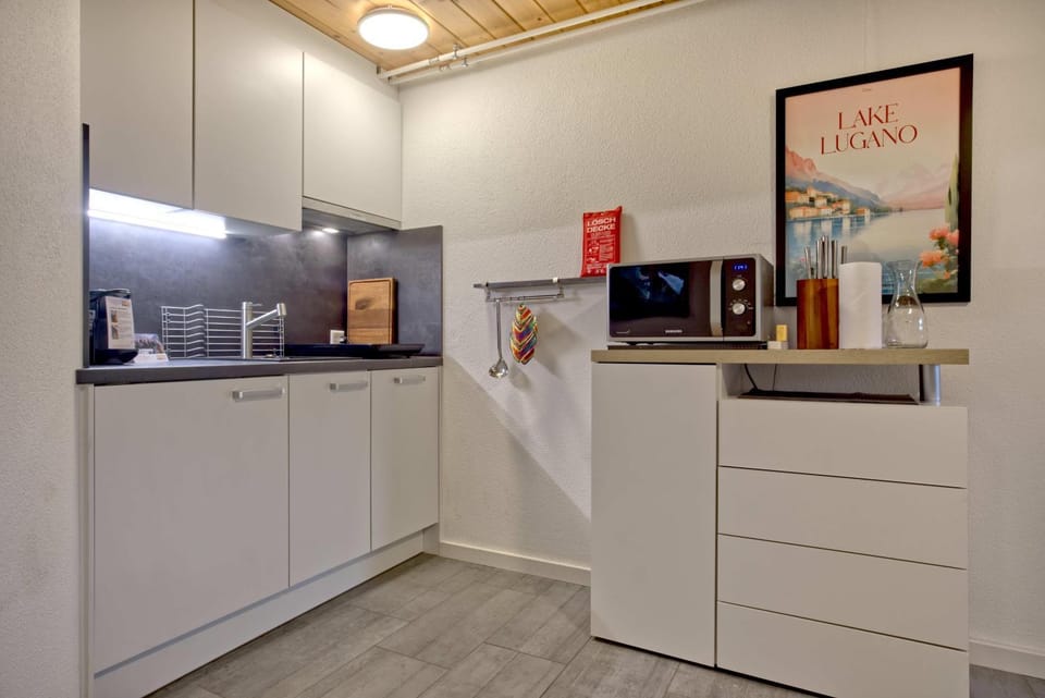 Coffee/tea facilities, dishwasher, microwave, toaster, kitchen