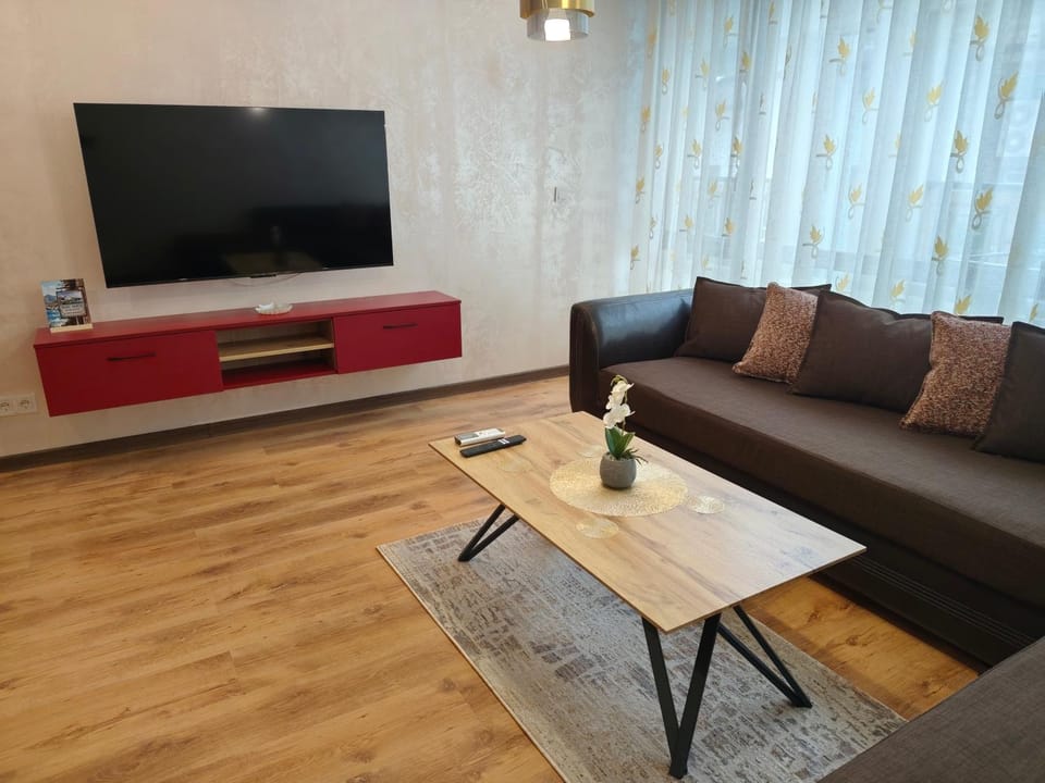 Communal lounge/ TV room, TV and multimedia, Living room, Seating area, Evening entertainment