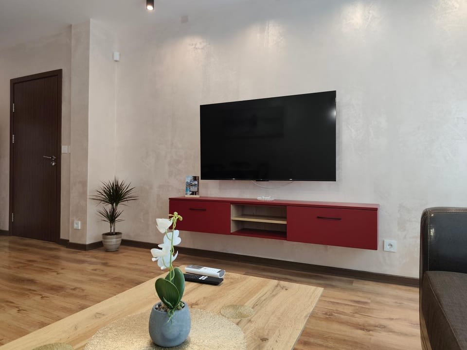 Communal lounge/ TV room, TV and multimedia, Living room, Seating area, Evening entertainment