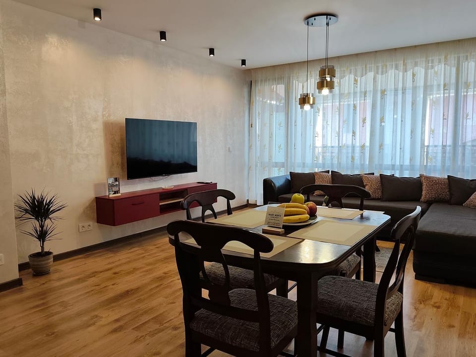 Communal lounge/ TV room, TV and multimedia, Living room, Seating area, Dining area, Evening entertainment