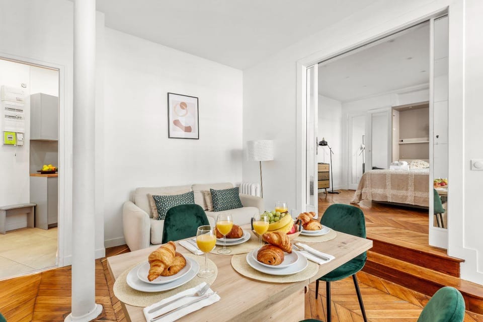 Living room, Food and drinks, Photo of the whole room, Seating area, Dining area, Food, Breakfast, Continental breakfast, Lunch, Dinner, Drinks