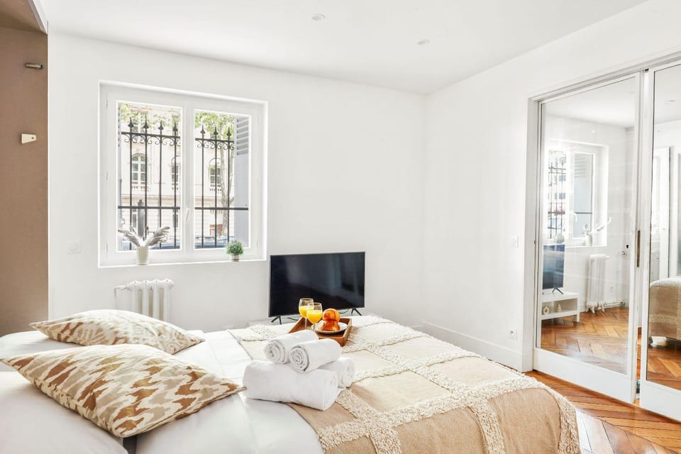 Bed, TV and multimedia, Photo of the whole room, Seating area, Bedroom, towels