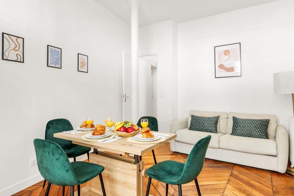 Living room, Food and drinks, Seating area, Dining area, Food, Drinks