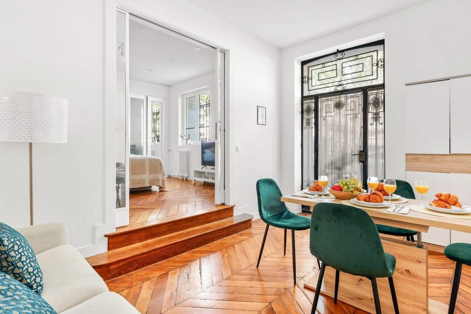 Kitchen or kitchenette, Living room, Food and drinks, Seating area, Dining area, Food