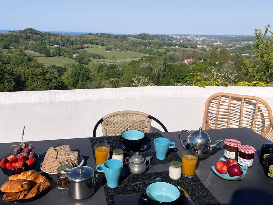 Chambres d'hôtes PEROCH BAITA vue mer montagnes proche des plages et de la frontière Bed and Breakfast in Hendaye