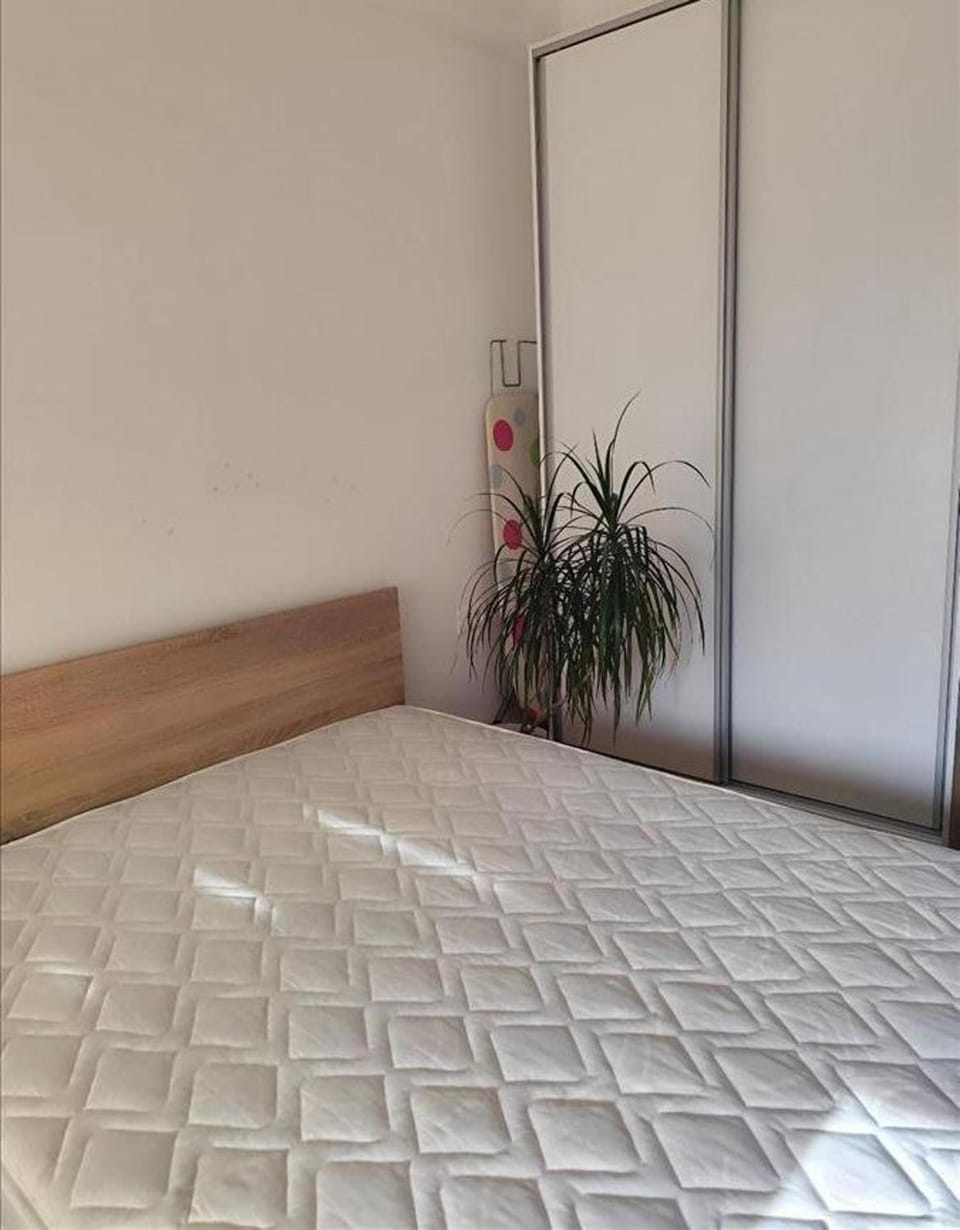 Bed, Photo of the whole room, Decorative detail, Bedroom, wardrobe