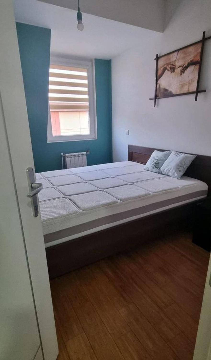Bed, Photo of the whole room, Decorative detail, Bedroom, heating, acessibility