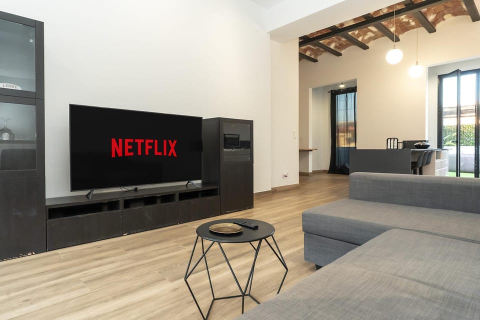 TV and multimedia, Living room, Seating area, Dining area