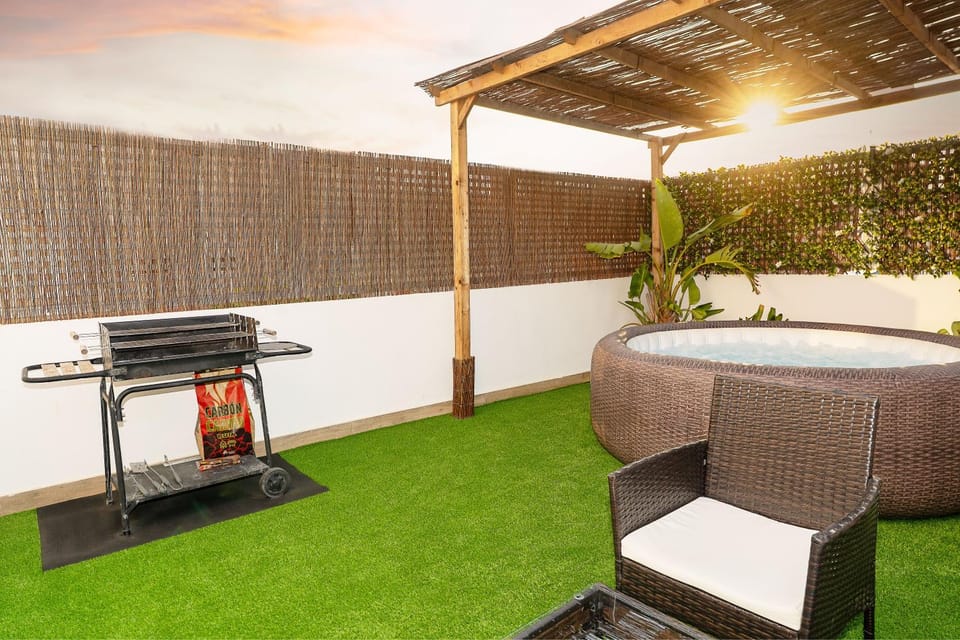 Patio, BBQ facilities, Hot Tub, Seating area, Sunset