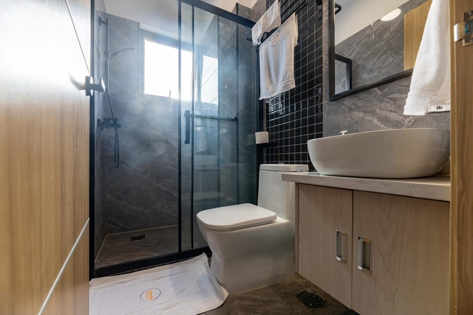 Elegant executive three bedroom apartment with amazing city views,swimming pool,fully equipped gym and close proximity to major shopping malls and restaurants Apartment in Nairobi