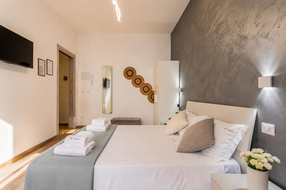Bed, TV and multimedia, Photo of the whole room, Bedroom, towels