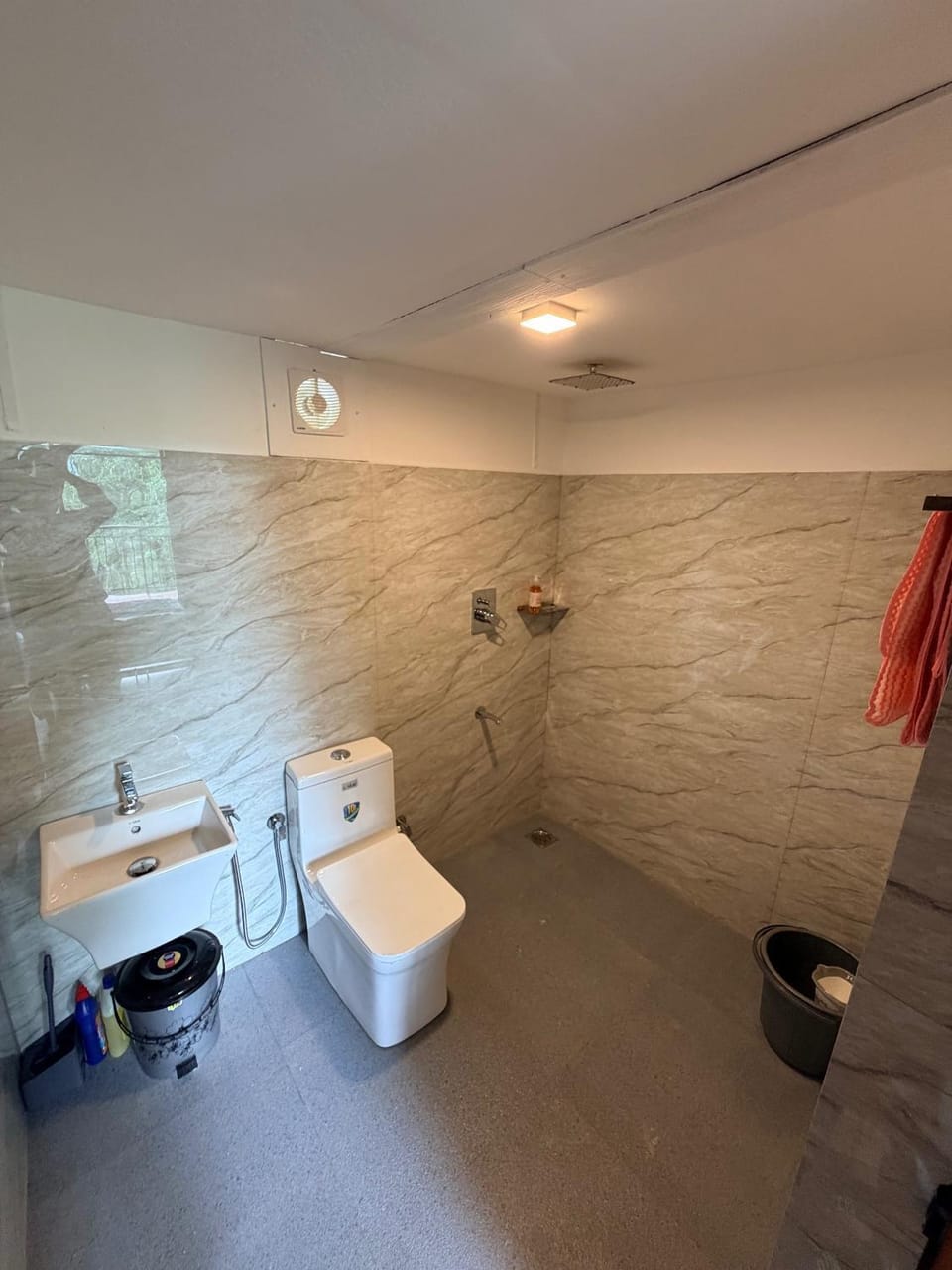 Shower, Toilet, Bathroom, bidet, towels