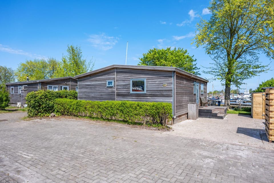 Chalet Tinus aan het Water House in Anjum