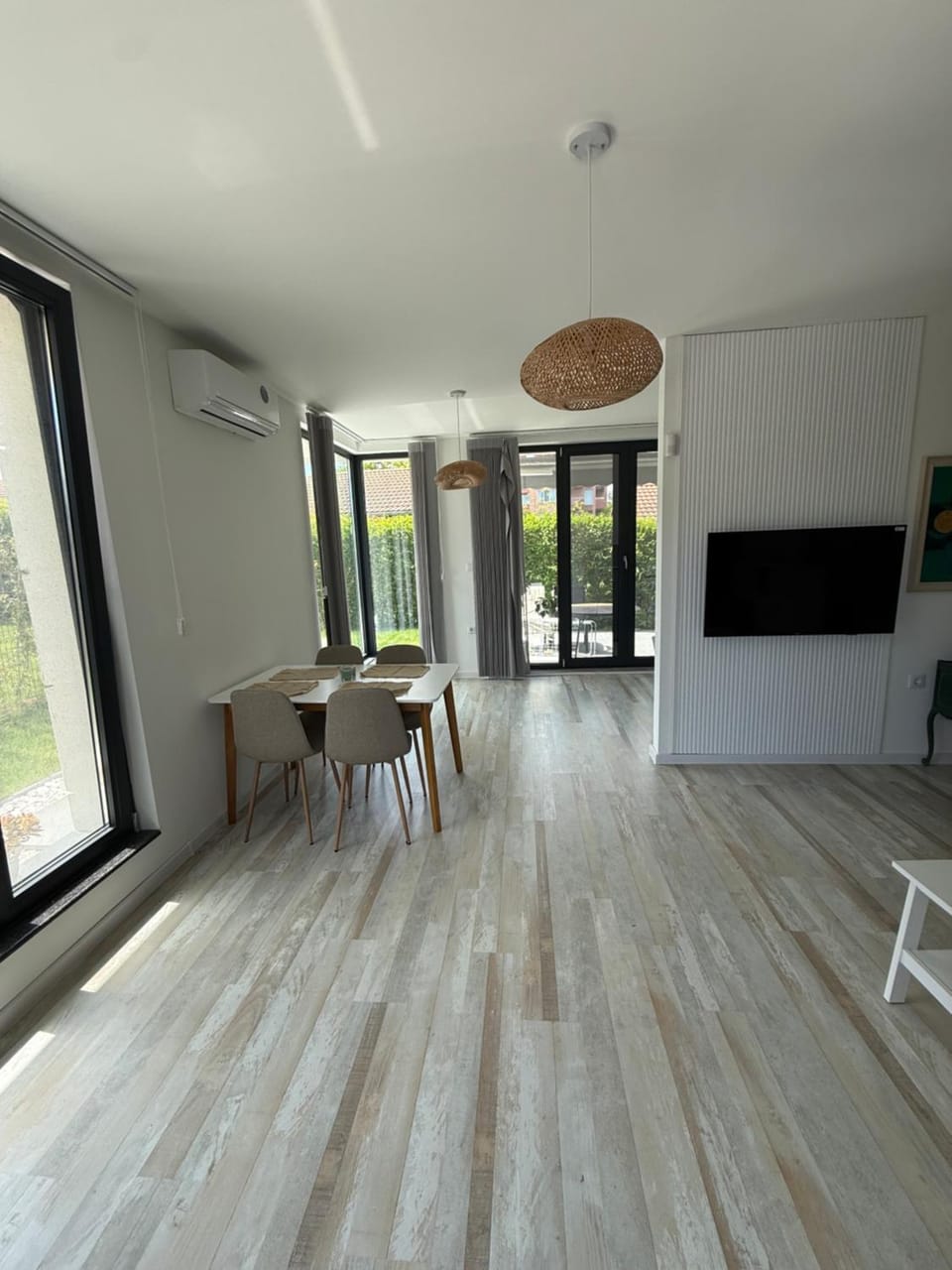TV and multimedia, Living room, Dining area, air conditioner