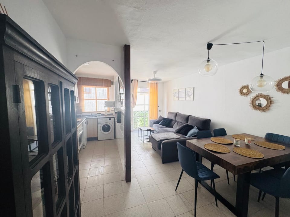 Kitchen or kitchenette, Living room, Seating area, Dining area