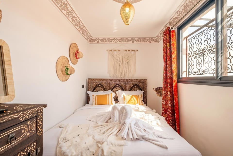 Bed, Photo of the whole room, Bedroom, towels