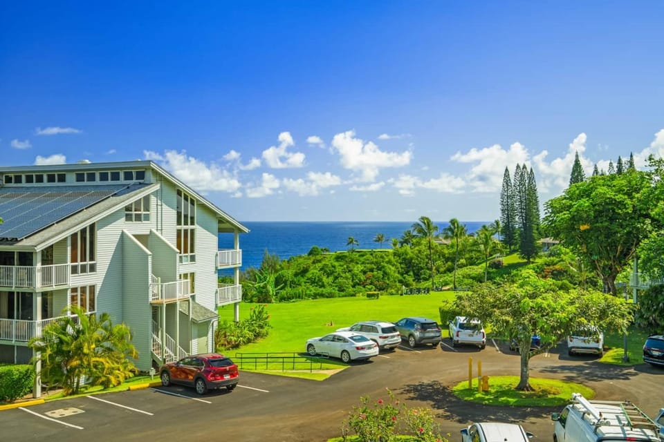 Oceanview 2BR End Unit Cliffs Princeville House in Princeville