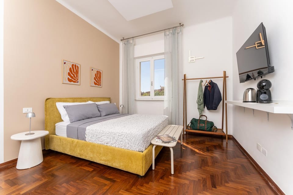 Bed, TV and multimedia, Photo of the whole room, Bedroom, towels