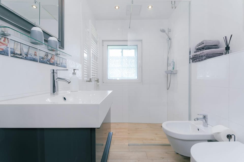Shower, Toilet, Bathroom, towels