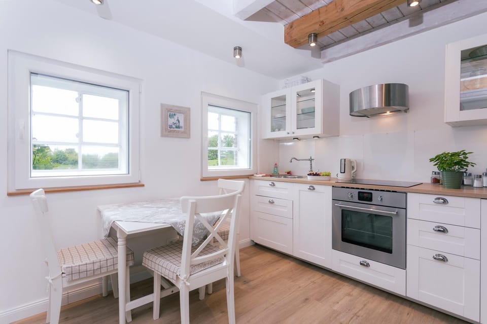 Kitchen or kitchenette, Dining area, dishwasher, oven, pet friendly, stove, toaster