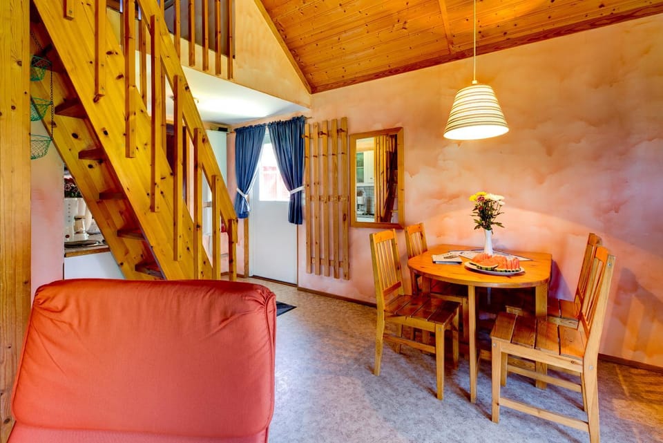 Photo of the whole room, Decorative detail, Seating area