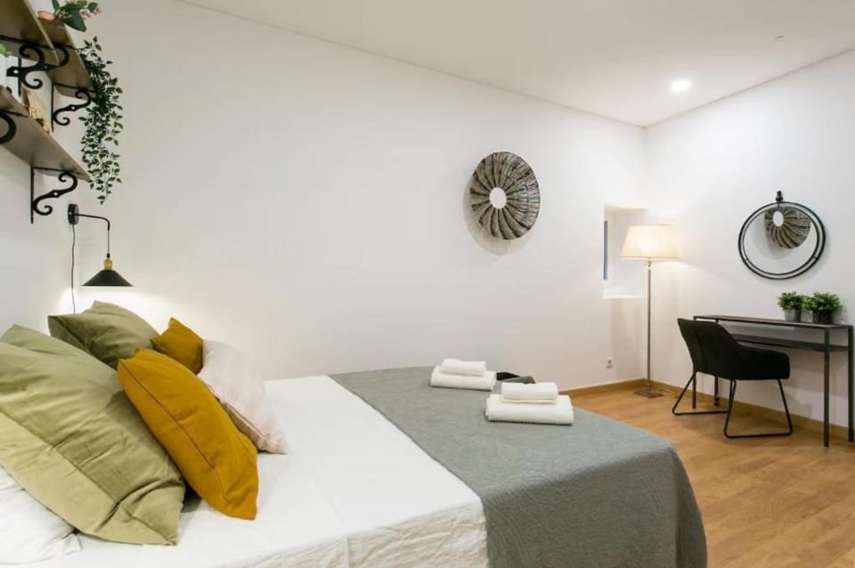 Bed, Seating area, Bedroom