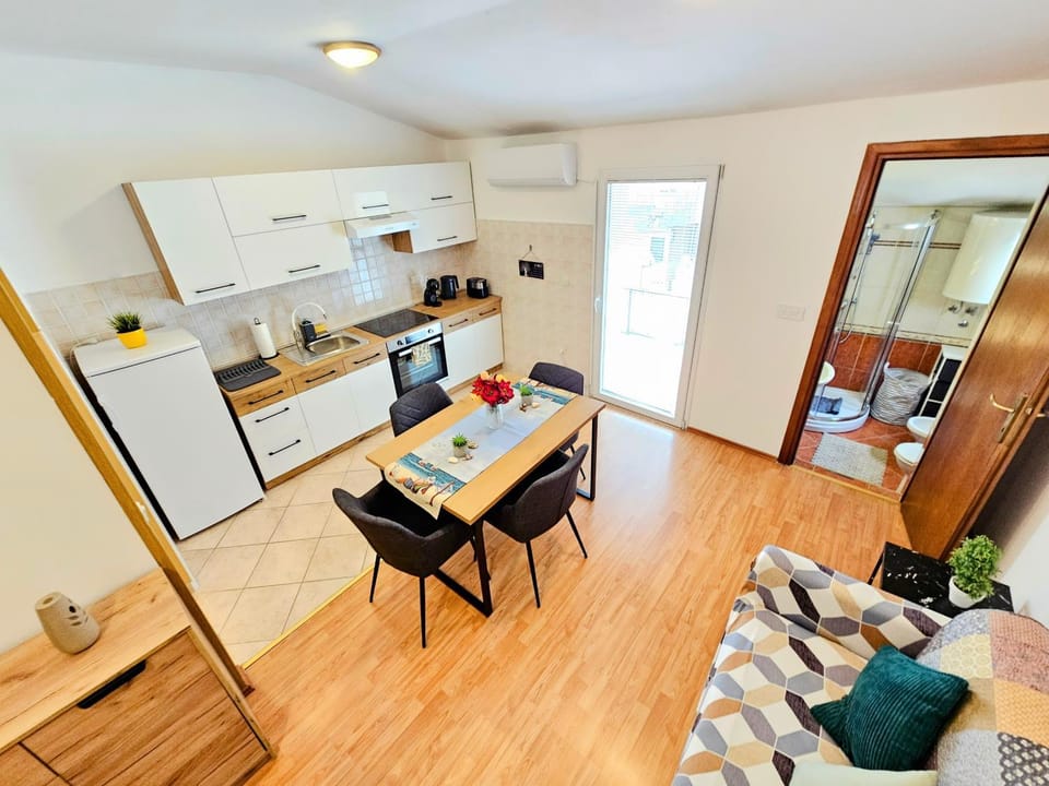 Kitchen or kitchenette, Living room, Seating area, Dining area, oven, pet friendly, stove, toaster