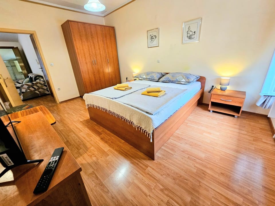 Bed, TV and multimedia, Bedroom, towels, wardrobe