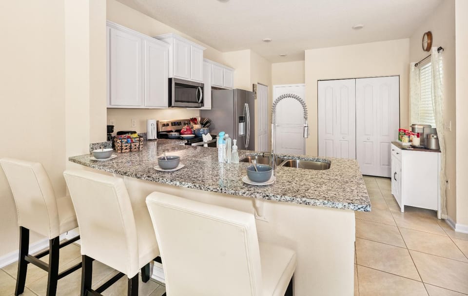 Kitchen or kitchenette, Seating area, Dining area