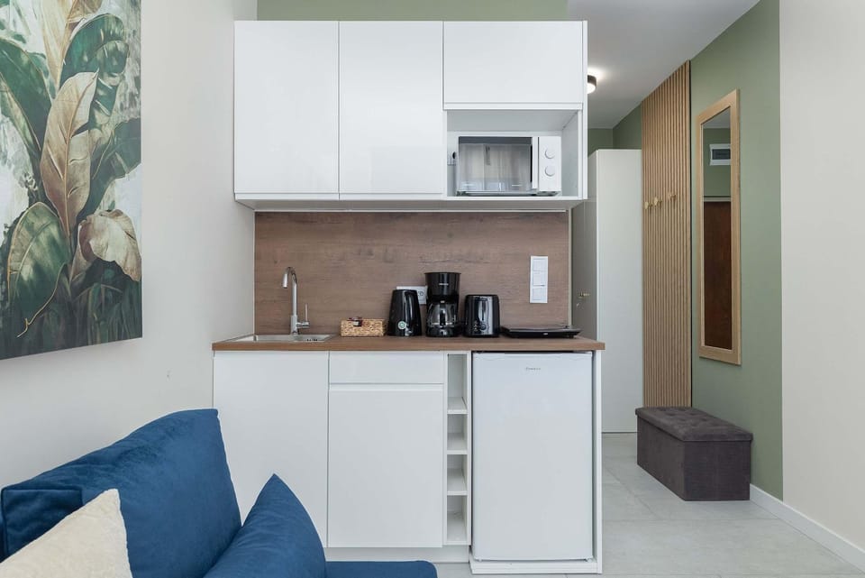 Coffee/tea facilities, Kitchen or kitchenette, oven, stove