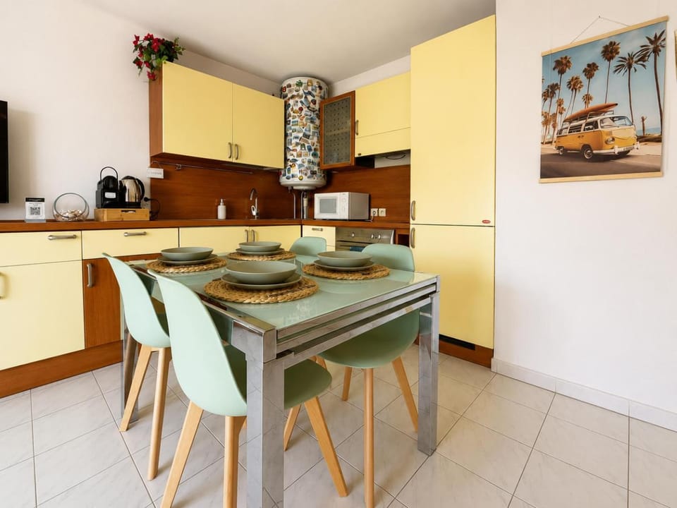 Coffee/tea facilities, Kitchen or kitchenette, Dining area, stove