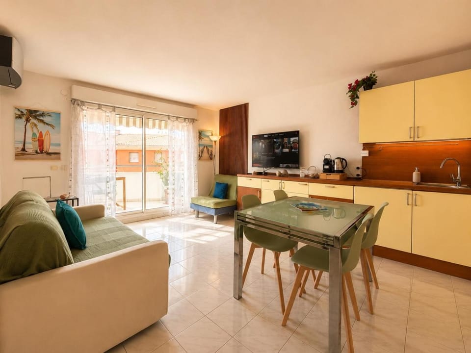Communal lounge/ TV room, TV and multimedia, Kitchen or kitchenette, Living room, Seating area, Dining area, air conditioner