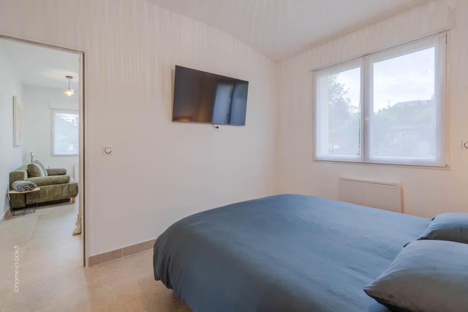 Photo of the whole room, Bedroom