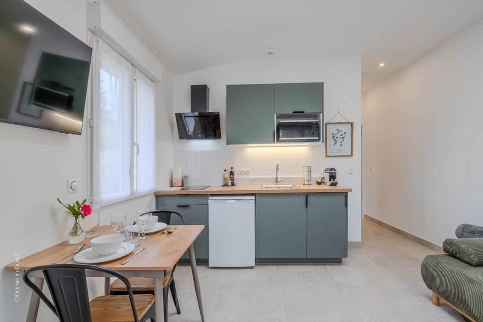 Kitchen or kitchenette, kitchen