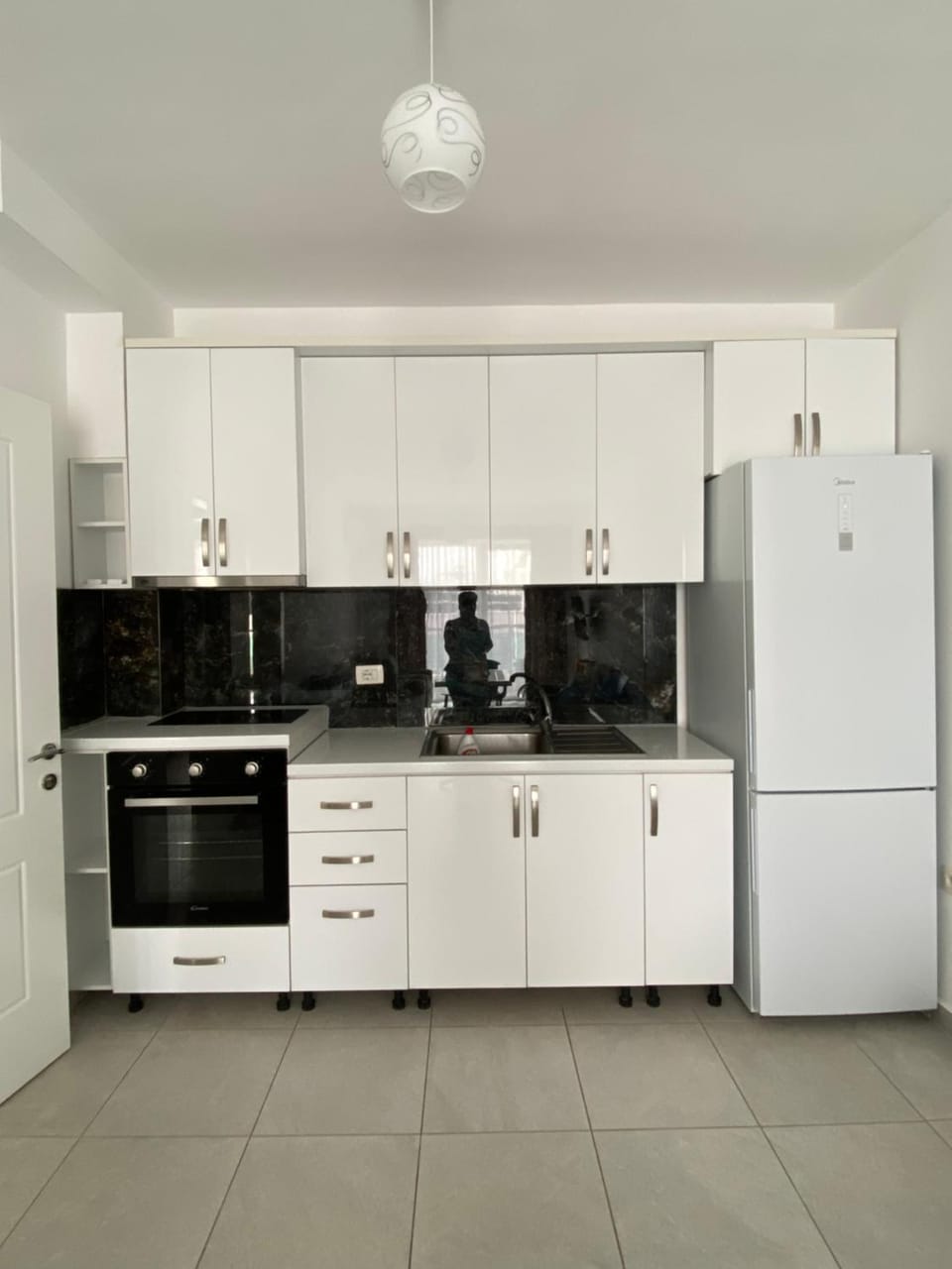 Kitchen or kitchenette, dishwasher, oven