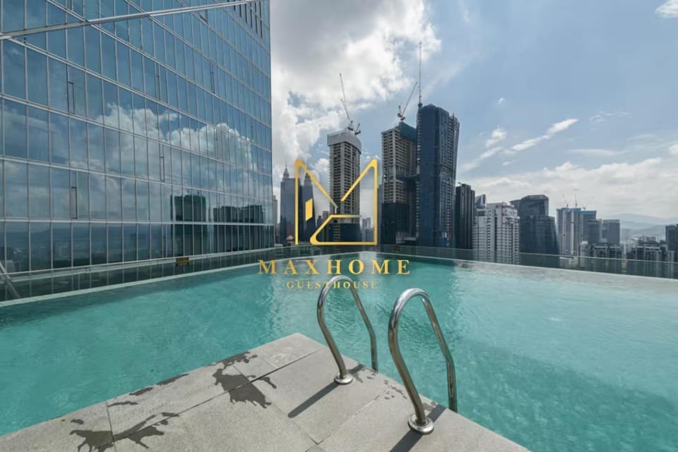 Property building, Day, Pool view, Swimming pool, Swimming pool