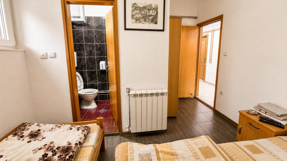 Shower, Toilet, TV and multimedia, View (from property/room)